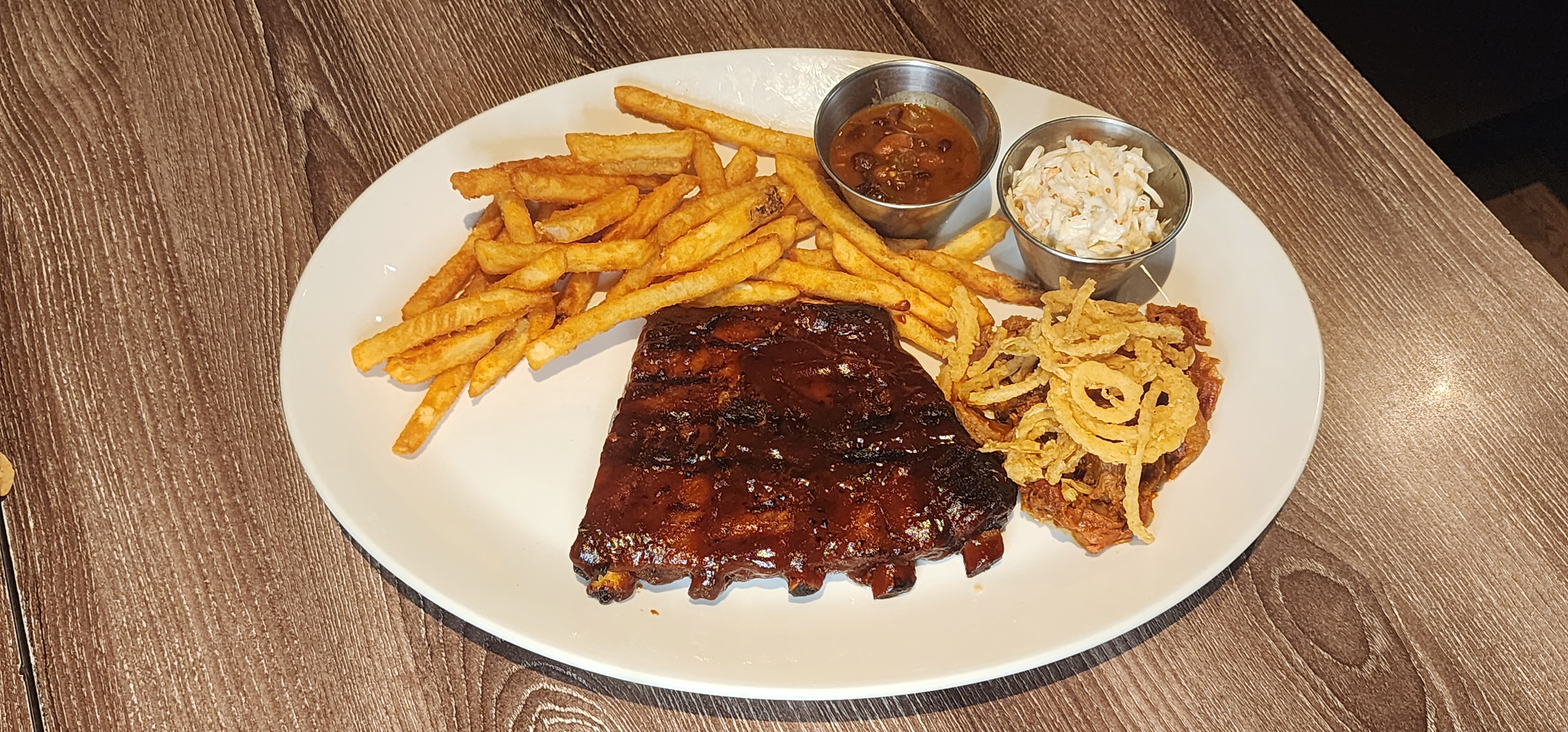 HARD ROCK CAFE SINGAPORE！🎸ロックの歴史を感じる空間で ボリューム